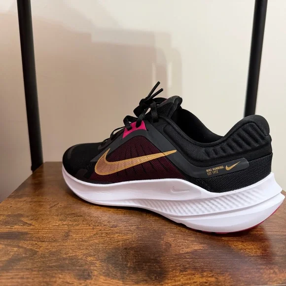 Nike Women's Black and Metallic Gold Athletic Shoes New in Box Size 8 - Picture 3 of 13